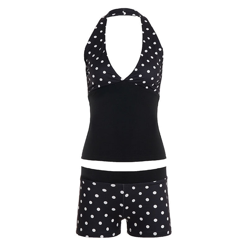 Elegant polkadot todelt sett for dame, bestående av behagelig shorts og lett sommertopp. Optimalt for fritid.