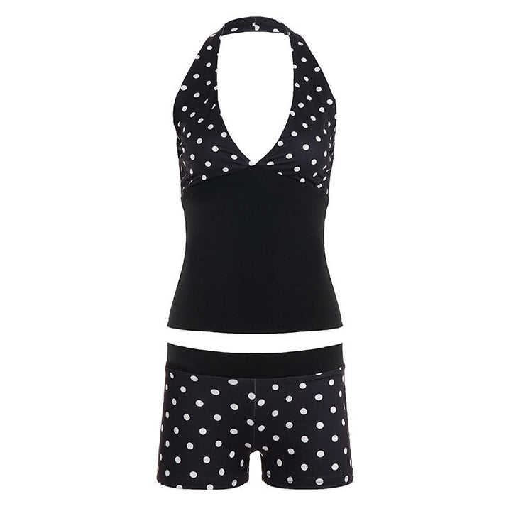 Elegant polkadot todelt sett for dame, bestående av behagelig shorts og lett sommertopp. Optimalt for fritid.