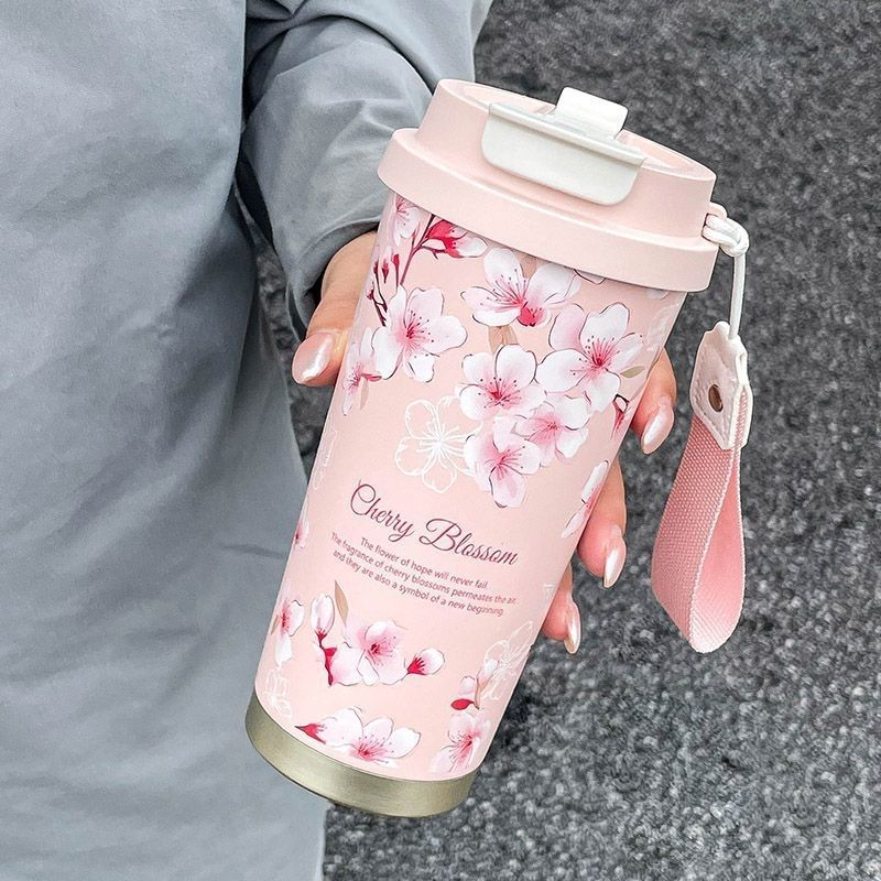 Dame termokopp kirsebærblomst, isolert for kaffe/te. Lekkert lekkasjesikker reisekopp for utendørs bruk.