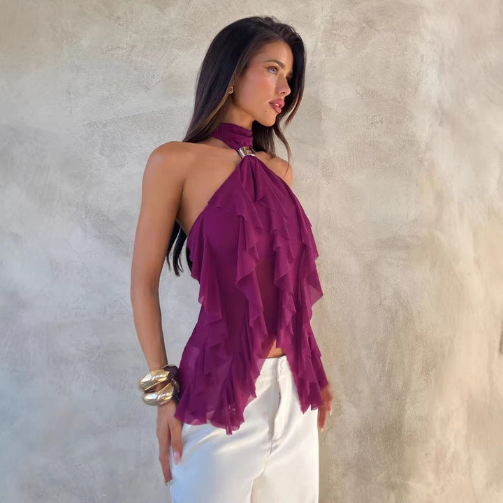 Elegant festtopp for dame i hvit, med chic asymmetrisk design og feminine volanger.