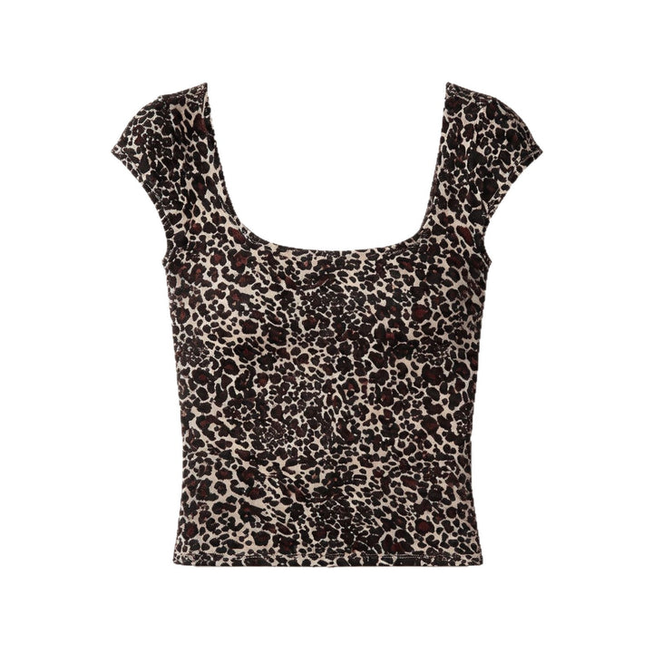 Figurskapende dametopp i leopardmønster. Kort og stilig, en perfekt trendy topp for vår- og sommermote.