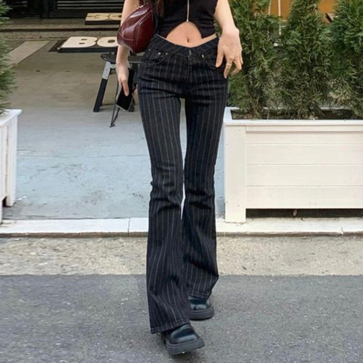 Stilige denim slagjeans for damer, med høyt liv og slankende vertikale striper for en moderne look.