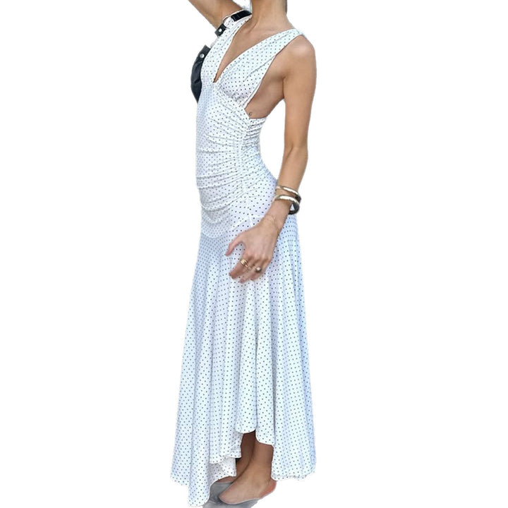 Asymmetrisk hvit prikket damekjole med V-hals og ermeløs design. Trendy maxikjole for sommer og fest.