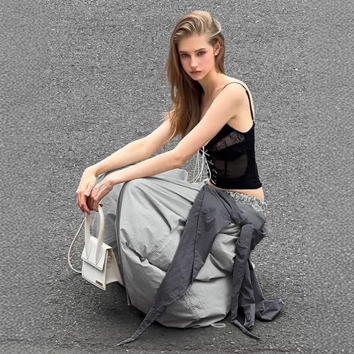 Motebevisst høylivsbukse for vår/sommer med unikt asymmetrisk design og knyting i livet.