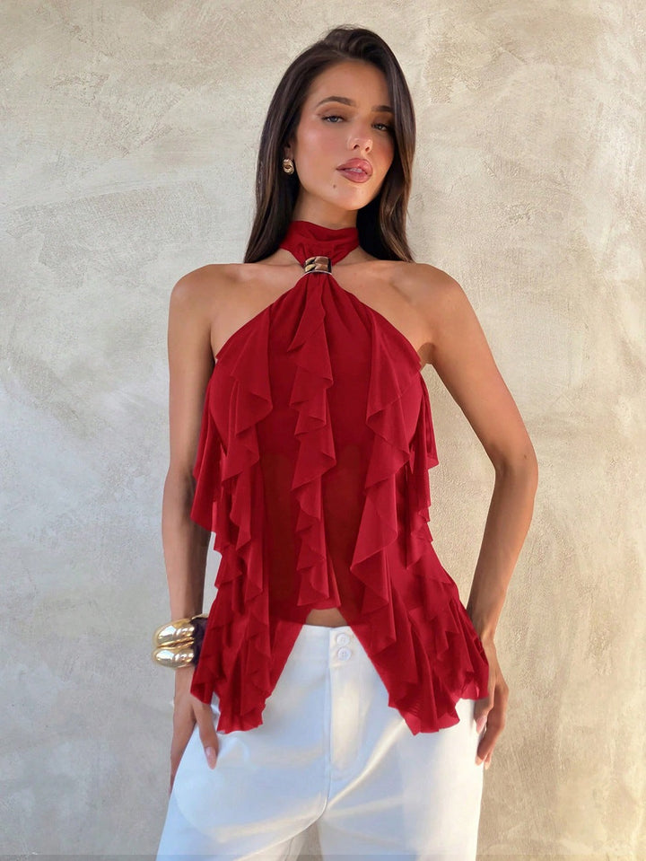 Allsidig hvit dametopp; asymmetrisk design med volanger, passer som festtopp eller sommertopp.