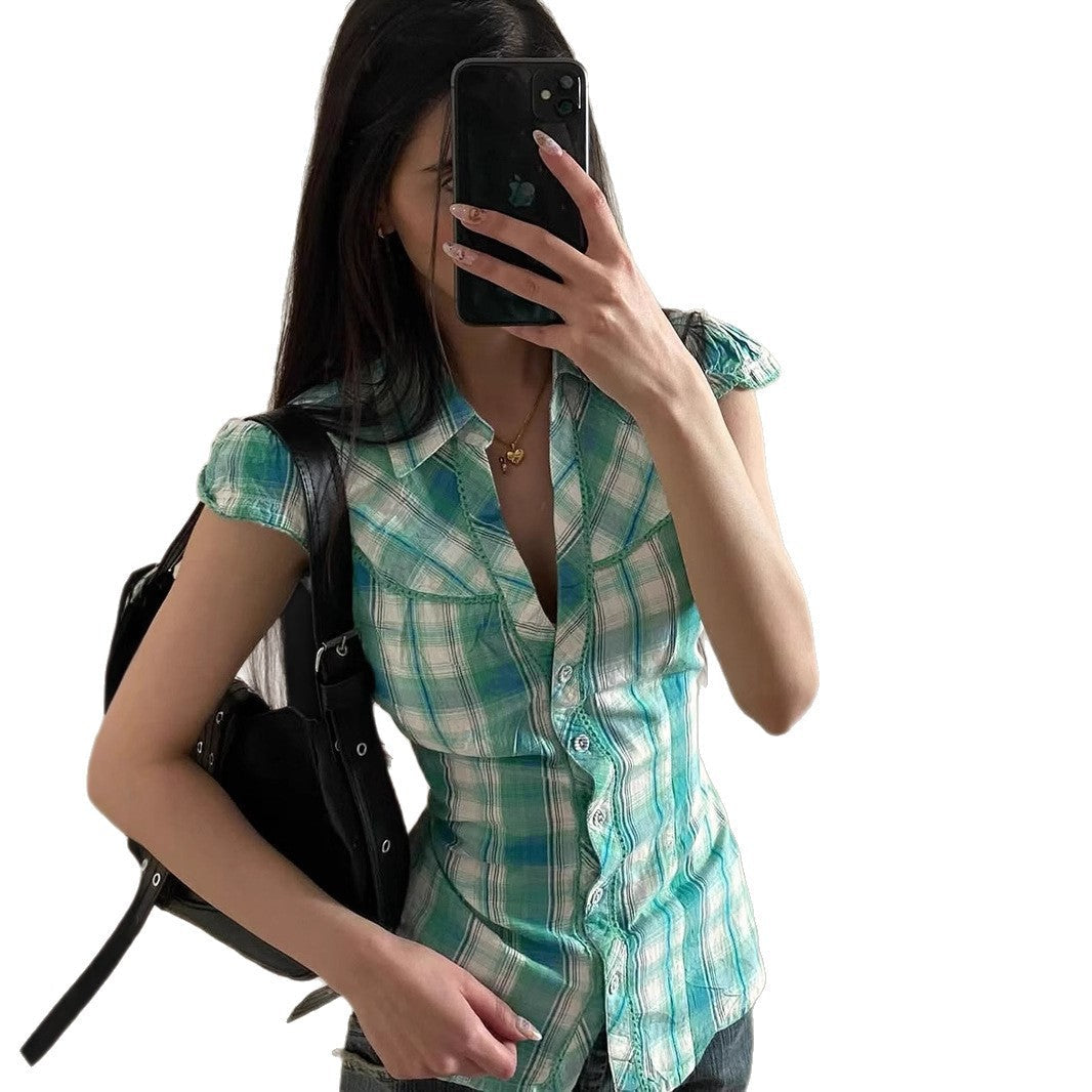 Behagelig kortermet rutete bluse med volanger og elegant snitt, ideell for varmere dager.
