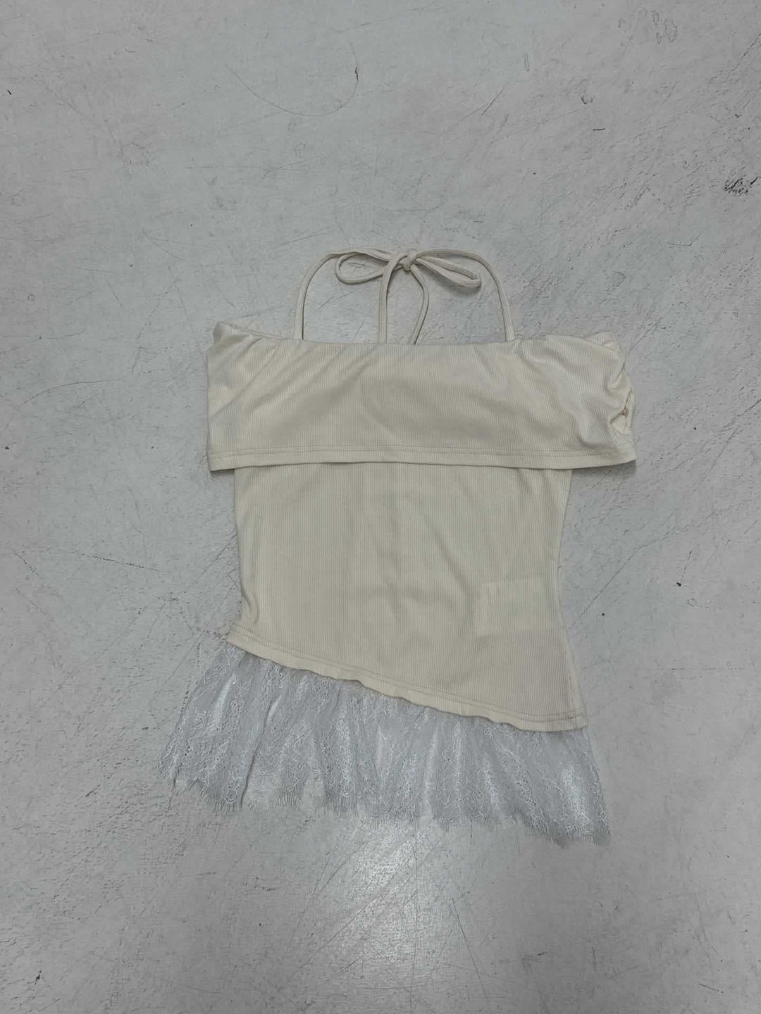 Myk og elegant dame off-shoulder topp med delikate volanger, ideell for varmt vær.