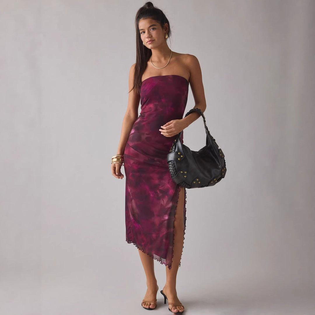 Elegant dame bandeaukjole med blomsterprint og asymmetrisk snitt, perfekt for sommer og fest.
