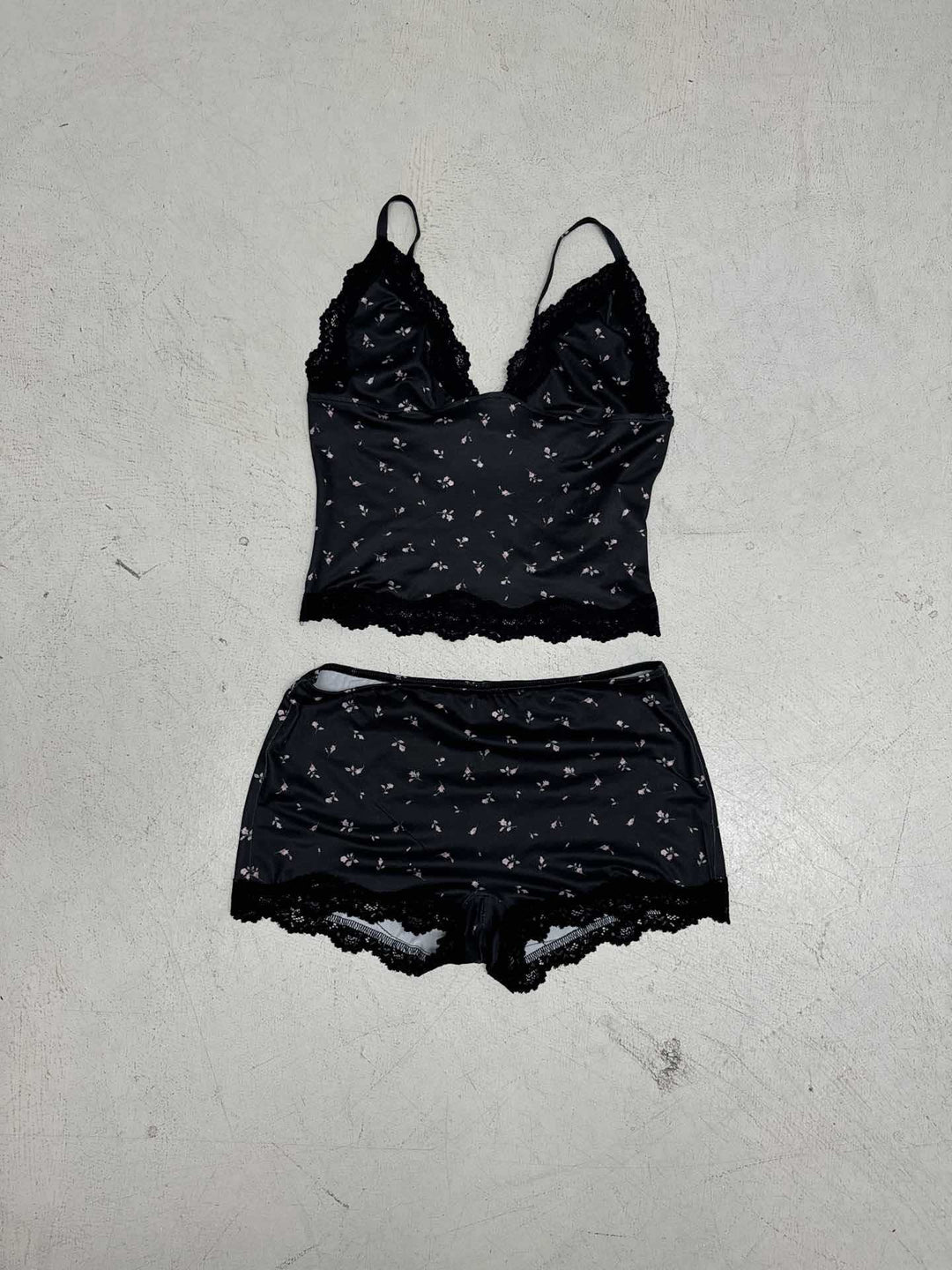 Vår/sommer dame nattøy-sett. Todelt pyjamas med blonder og blomstermønster, for komfort og stil.