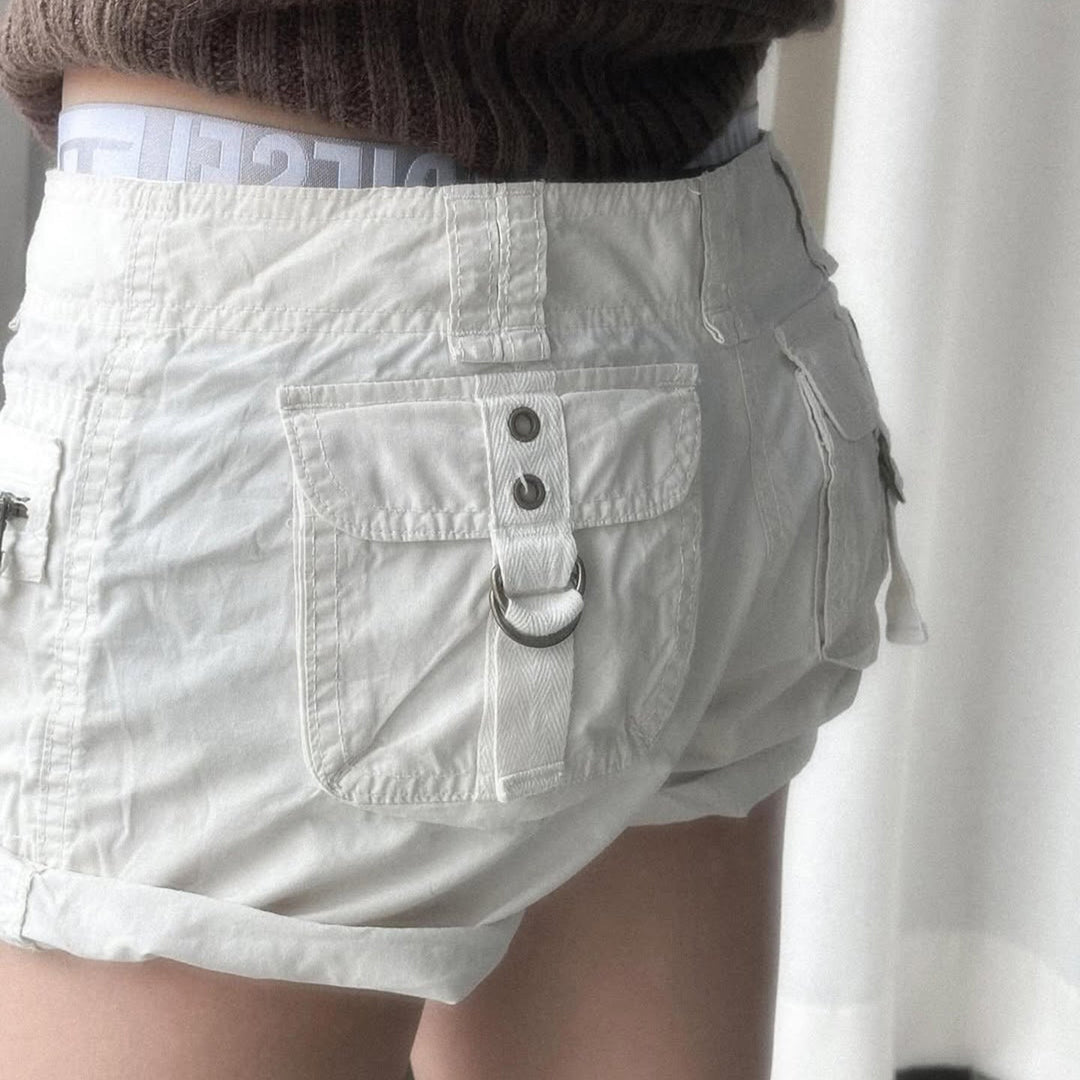 Stilfulle og komfortable lette shorts for dame, perfekt for sommer og fritid, med sikre glidelåslommer.