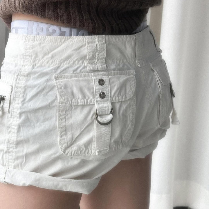 Stilfulle og komfortable lette shorts for dame, perfekt for sommer og fritid, med sikre glidelåslommer.