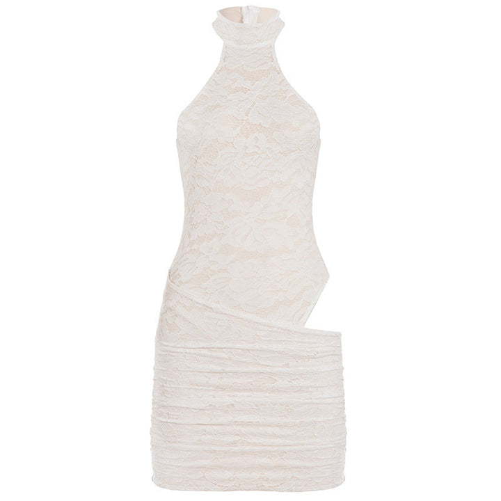 Hvit halterneck cocktailkjole, elegant og feminin. Perfekt for fest og selskap, en klassisk damekjole.