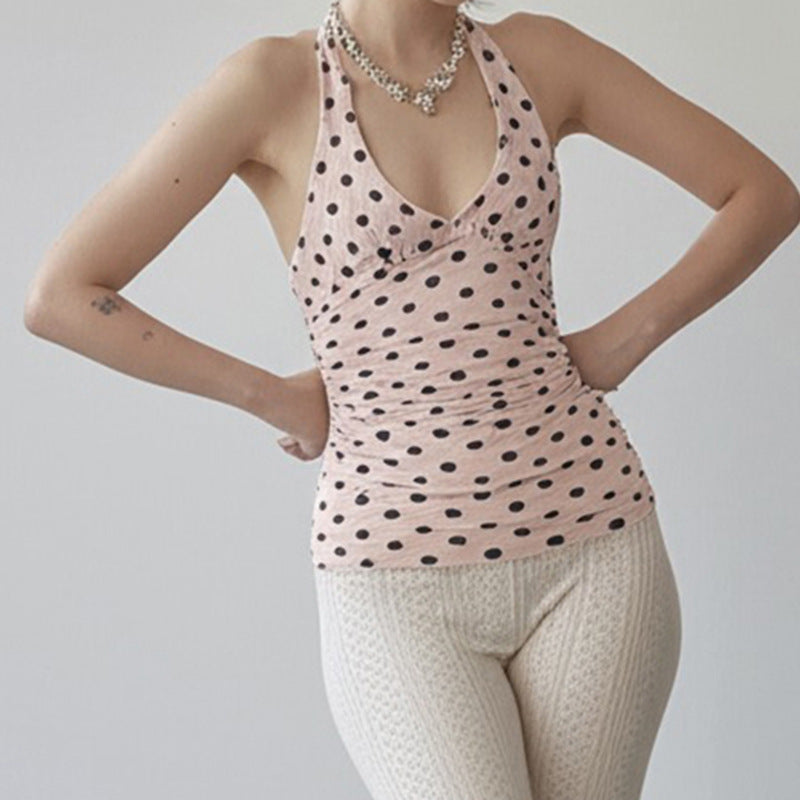 Casual sommer topp for dame i lys rosa med hvite prikker og feminine volanger, ideell for varme dager.