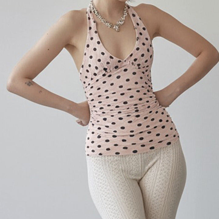 Casual sommer topp for dame i lys rosa med hvite prikker og feminine volanger, ideell for varme dager.