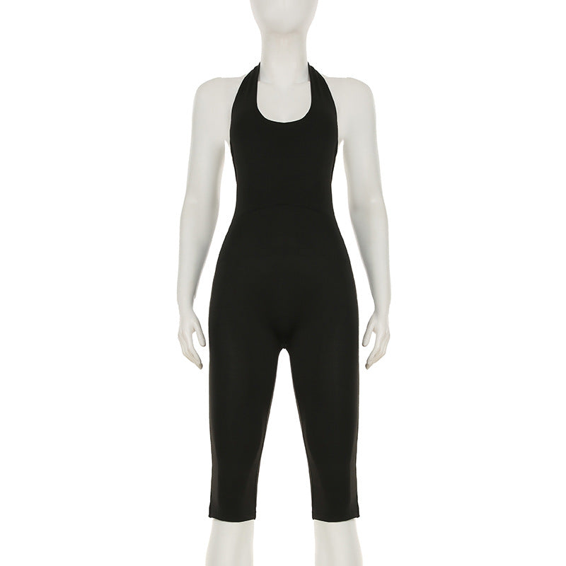 Svart kroppsnær damejumpsuit med elegant ryggutskjæring, perfekt for fest og sommer.
