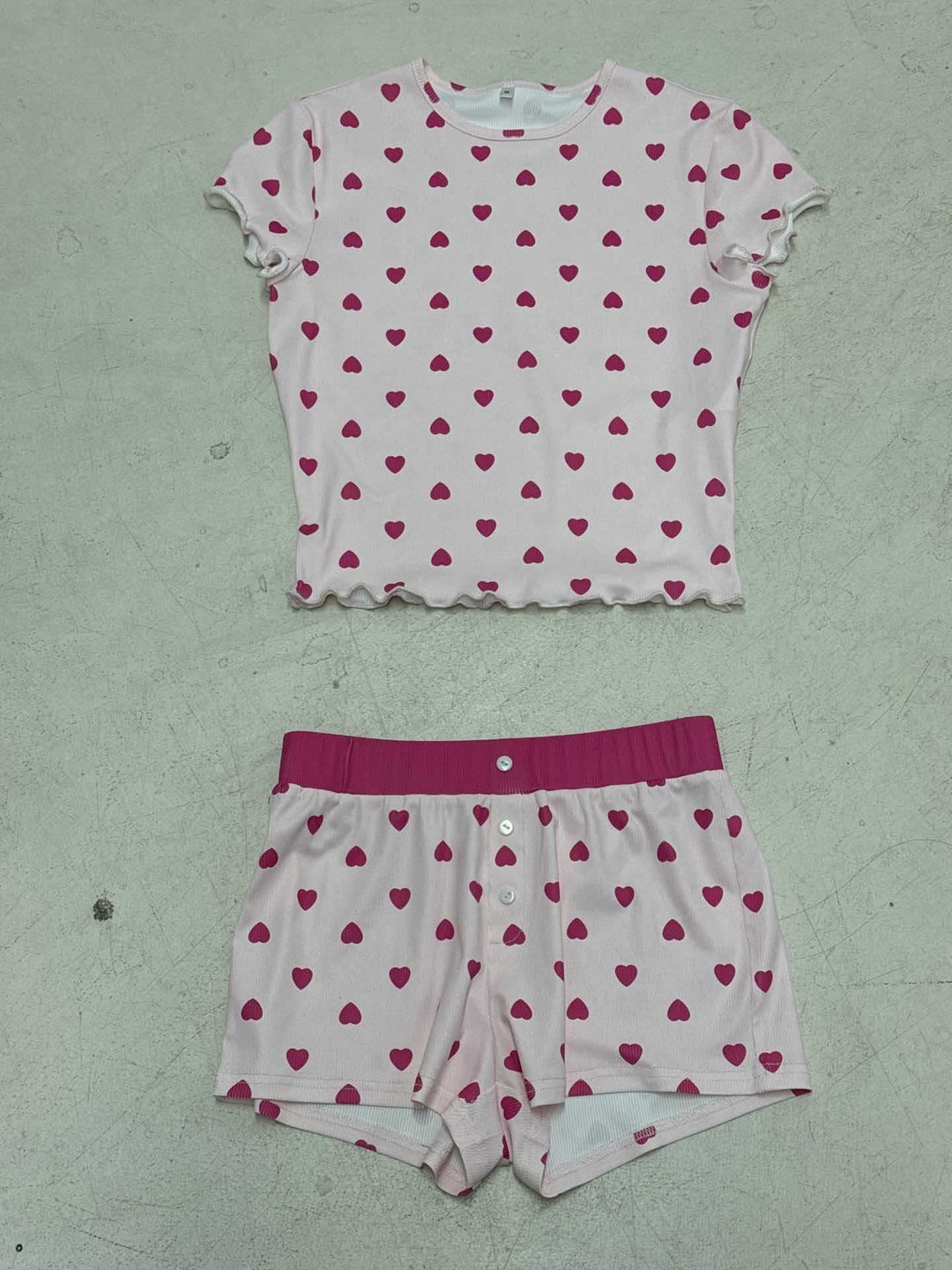 Komfortabelt dame nattøy i bomull, shortssett med hjerter og elastisk midje, perfekt som fritidssett.