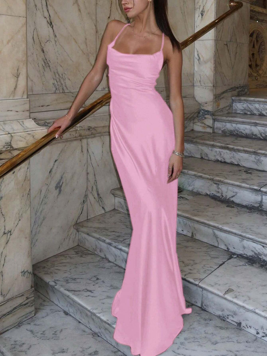Rosa figurnær damekjole, lang maxikjole med elegant kryssrygg design. Perfekt for sommerfester.