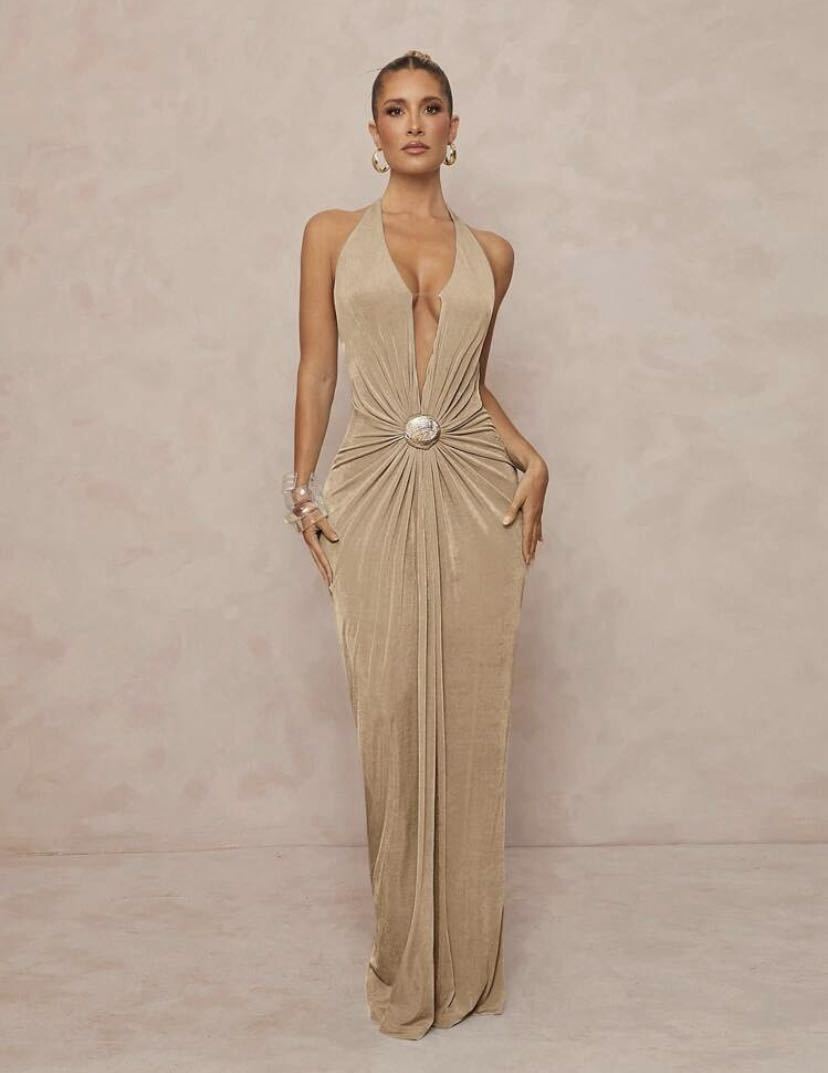 Glamorøs festkjole for dame med dyp V-hals, elegant draperingsdetalj og lang, flytende skjørt.