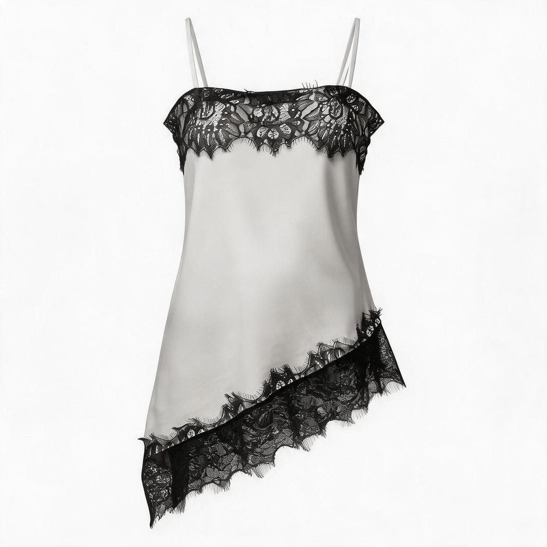 Moteriktig beige cami topp for dame, asymmetrisk snitt med spisse detaljer, perfekt til mote.