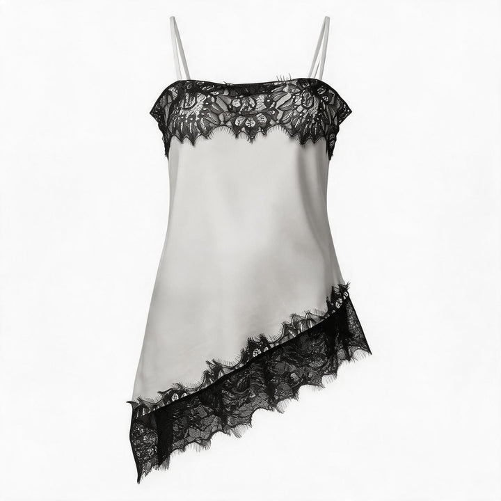 Moteriktig beige cami topp for dame, asymmetrisk snitt med spisse detaljer, perfekt til mote.