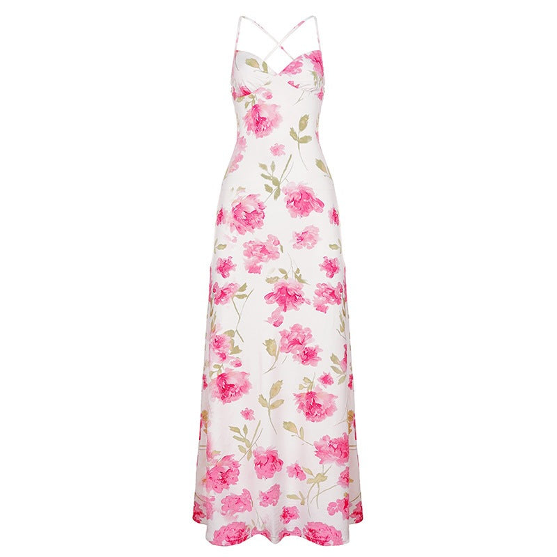 Feminin maxikjole med detaljert blomstermønster og tynne stropper. Elegant og komfortabel sommerkjole.