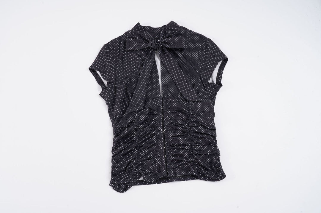 Langermet damebluse med volanger og snøring, en komfortabel og elegant topp for hverdagsbruk.