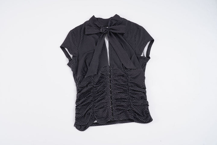Langermet damebluse med volanger og snøring, en komfortabel og elegant topp for hverdagsbruk.