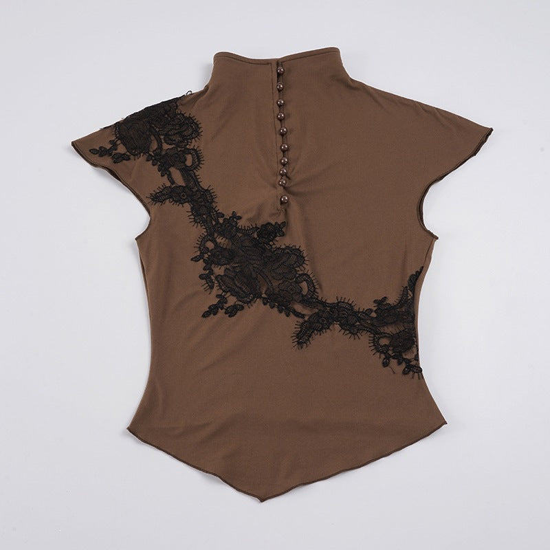 Elegant kvinnebluse med blondedetaljer og stilige knapper, en romantisk og allsidig topp for ulike anledninger.