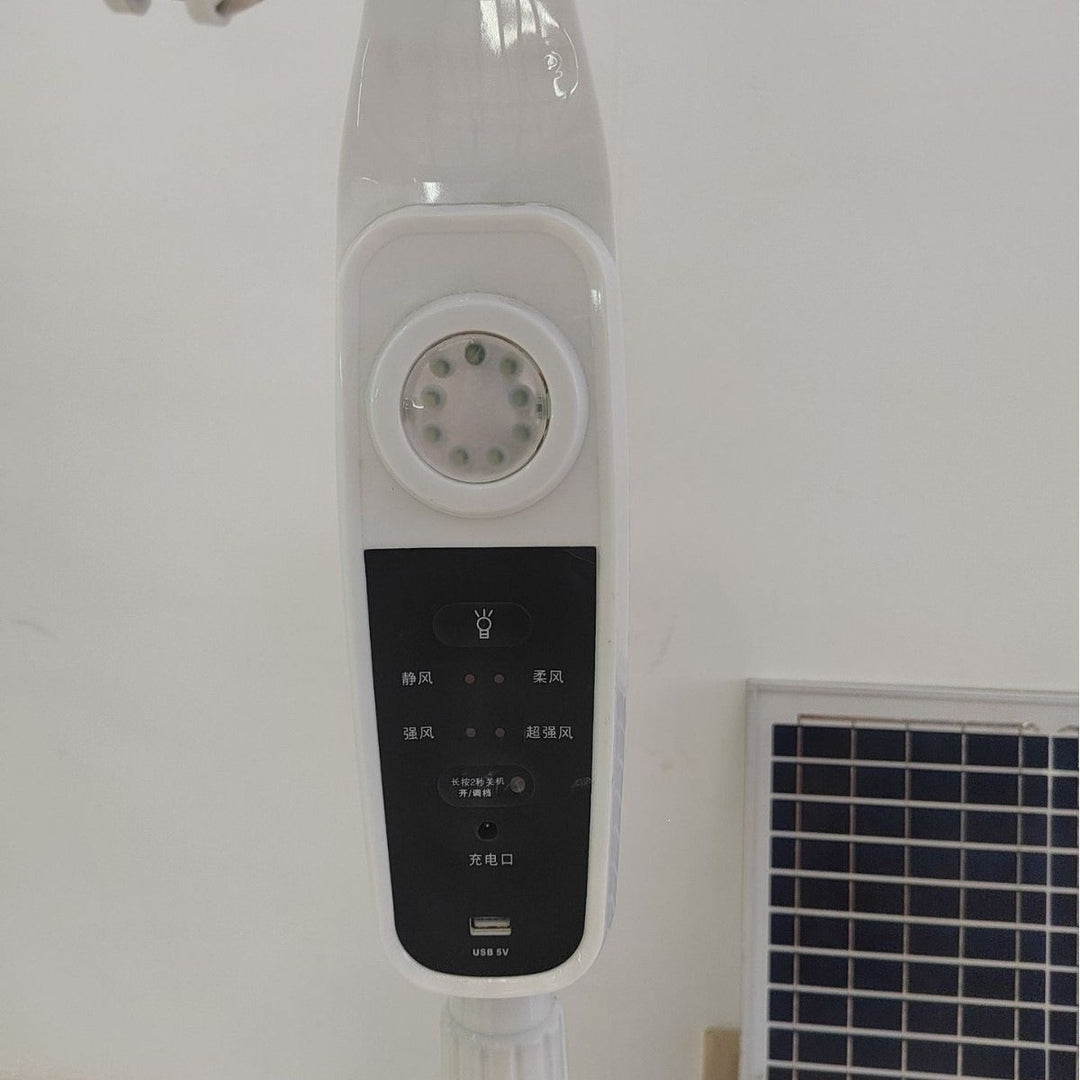 Moderne hvit ståvifte med smart fjernkontroll, drives av solenergi for stilren og økonomisk kjøling.