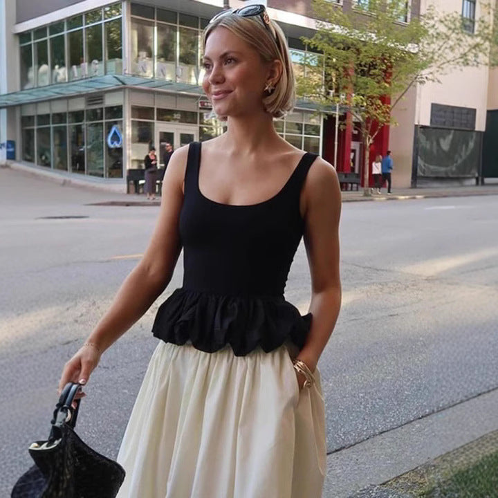 Elegant dametopp med voluminøs volangkant, perfekt for sommer og fest. Ermeløs og stilig.