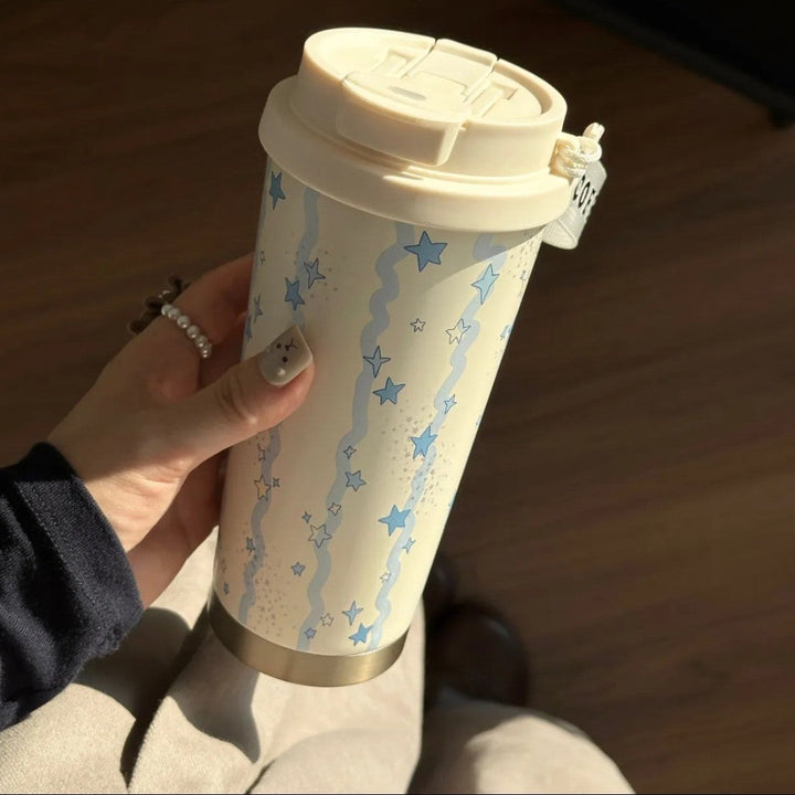 Stilig dame isolasjonskopp 500ml, lekkasjesikker, med lekent design og praktisk håndtak.