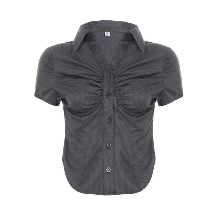 Grå kortermet damebluse med elegante rynker, knappestolpe og moderne design for kontorstil.