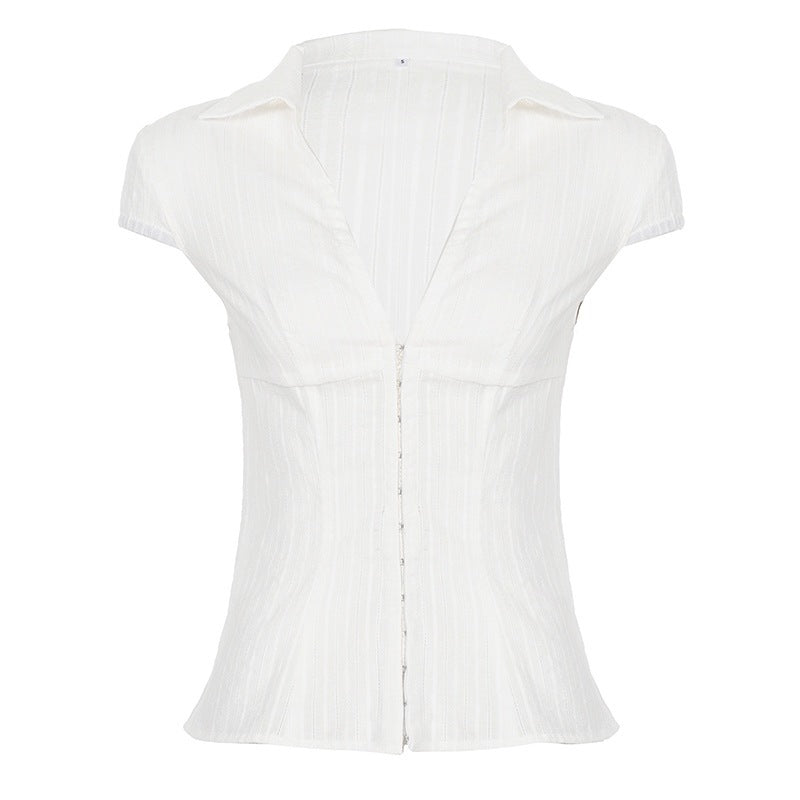 Trendy kortermet damebluse med elegant ståkrage og funksjonell glidelås. Perfekt moteplagg.