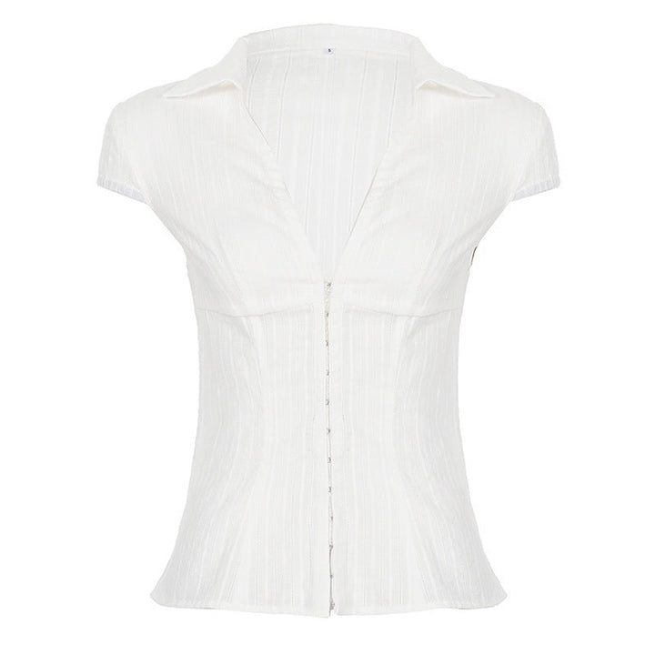 Trendy kortermet damebluse med elegant ståkrage og funksjonell glidelås. Perfekt moteplagg.