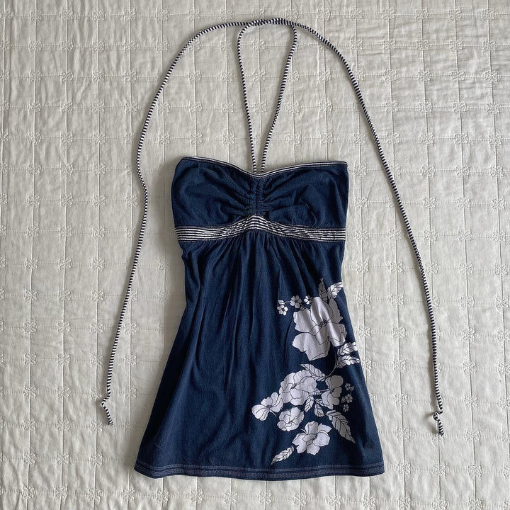 Dame strandtopp med blått blomsterdesign, avskåret snitt. Perfekt kortermet sommertopp for fritid og mote.