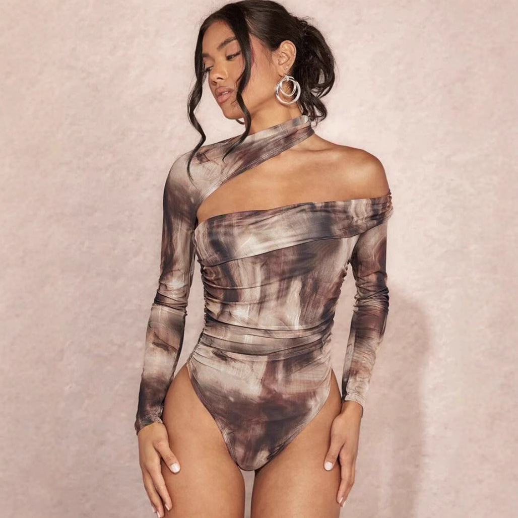 Elegant brun dame-bodysuit med asymmetrisk snitt og flatterende draperinger, perfekt for mote.