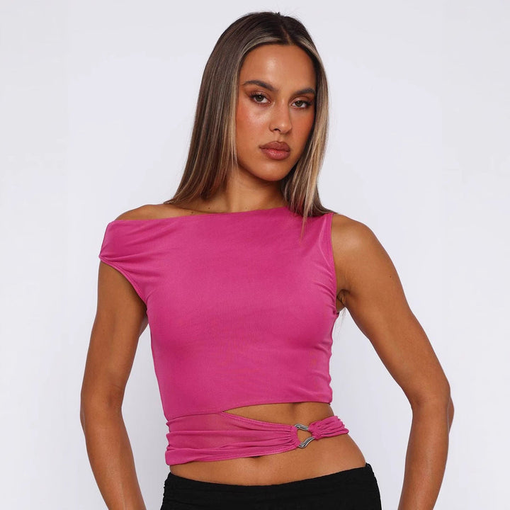 Elegant dame crop-top med asymmetrisk kant og iøynefallende metallring. Moderne og stilren.
