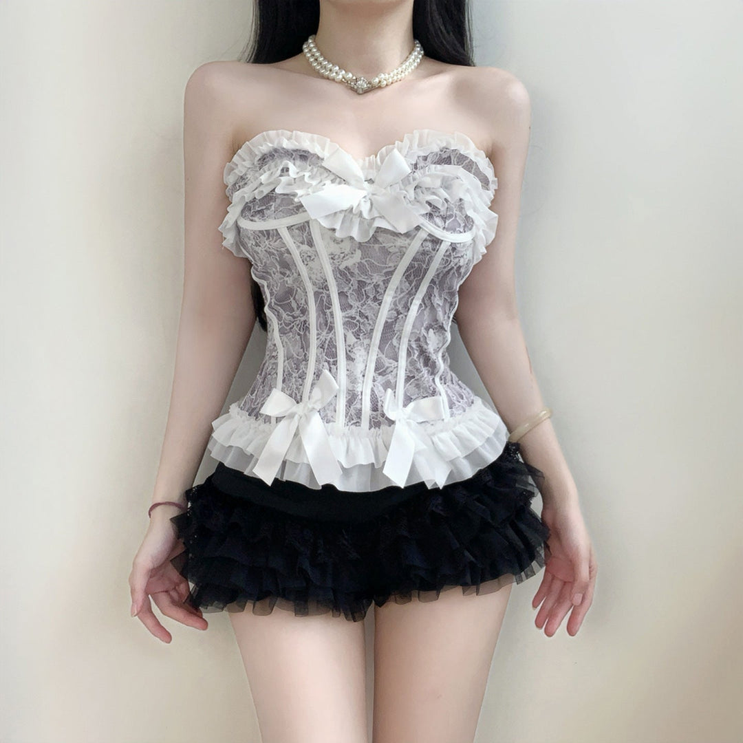 Hvit elegant dame bodysuit med romantiske volanger. Perfekt for vår/sommer festantrekk.