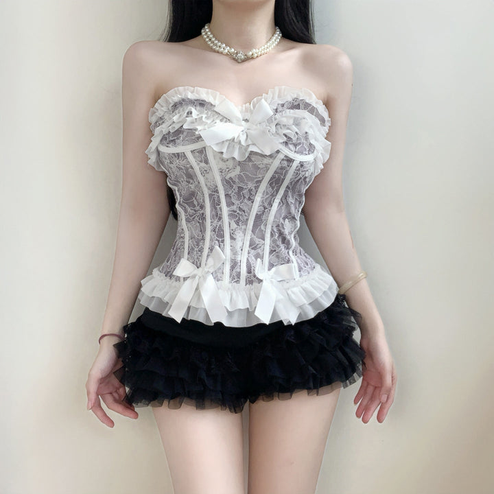 Hvit elegant dame bodysuit med romantiske volanger. Perfekt for vår/sommer festantrekk.