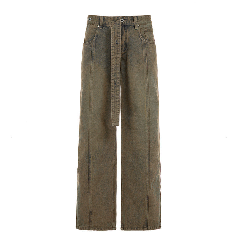 Nærbilde av brune vide damejeans med detaljer som høyt liv og beltehemper, perfekt for en casual look.