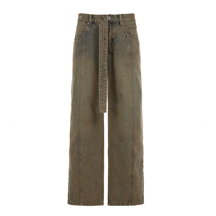 Nærbilde av brune vide damejeans med detaljer som høyt liv og beltehemper, perfekt for en casual look.
