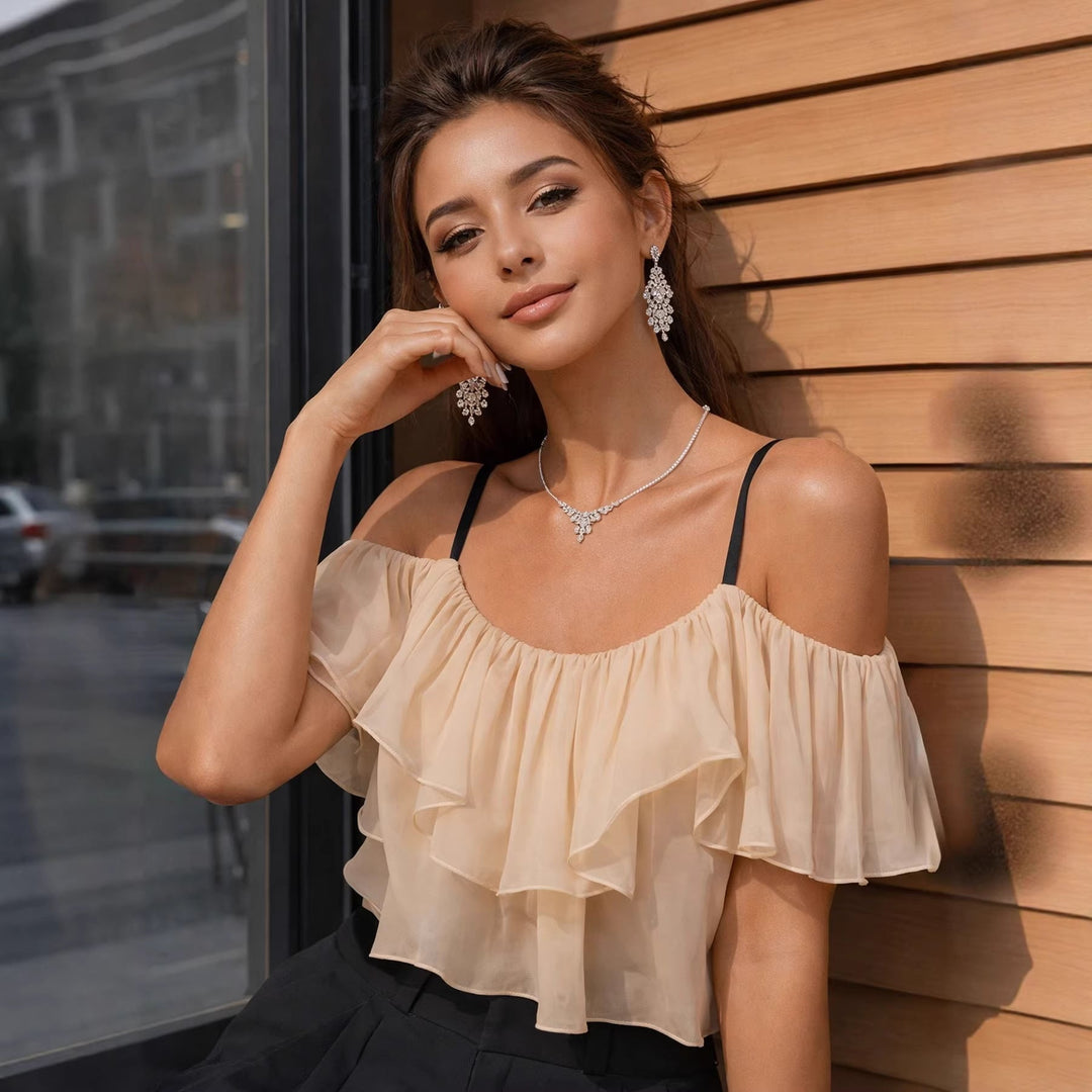 Khaki dametopp med flatterende volanger og off-shoulder design. Stilfull og komfortabel.