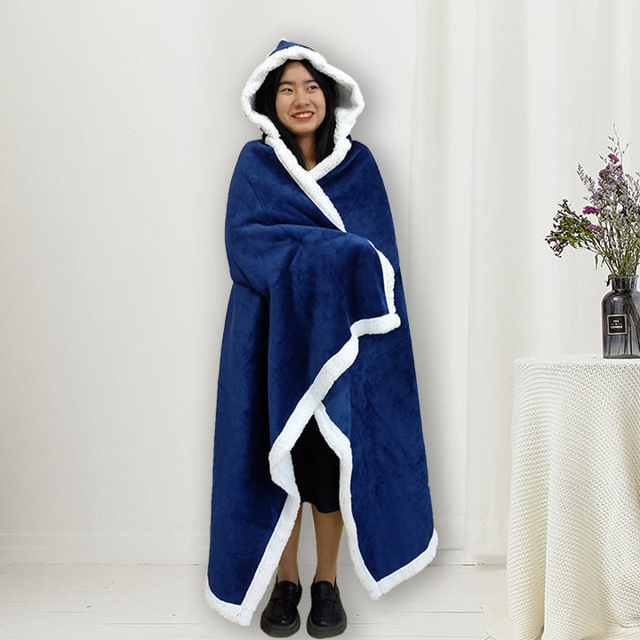 Modell viser frem myk og koselig dame oversized teppehettegenser. Ideell for komfort hjemme.