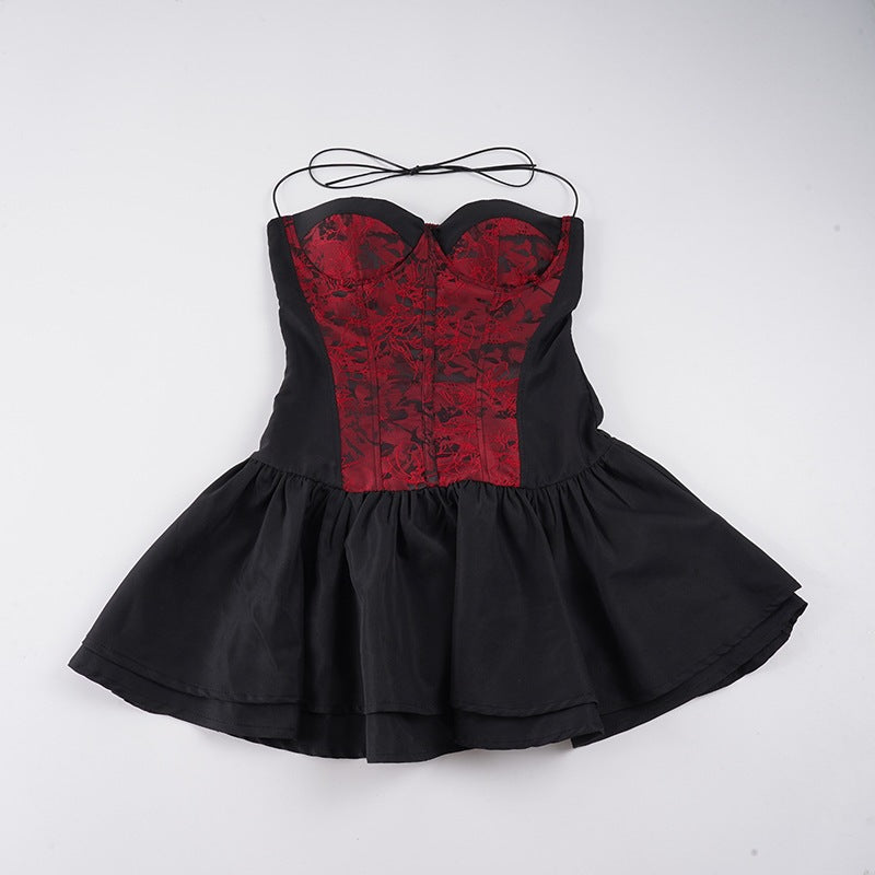Klassisk elegant cocktailkjole for damer; bustier overdel og voluminøst skjørt for en sofistikert look.