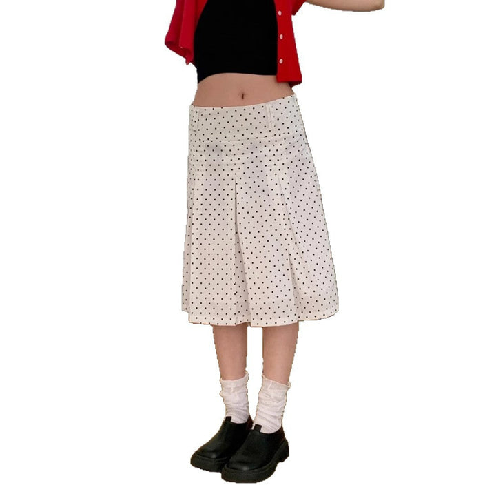Trendy A-linje midiskjørt for dame med lekent prikkemønster, gir en moderne og chic look.