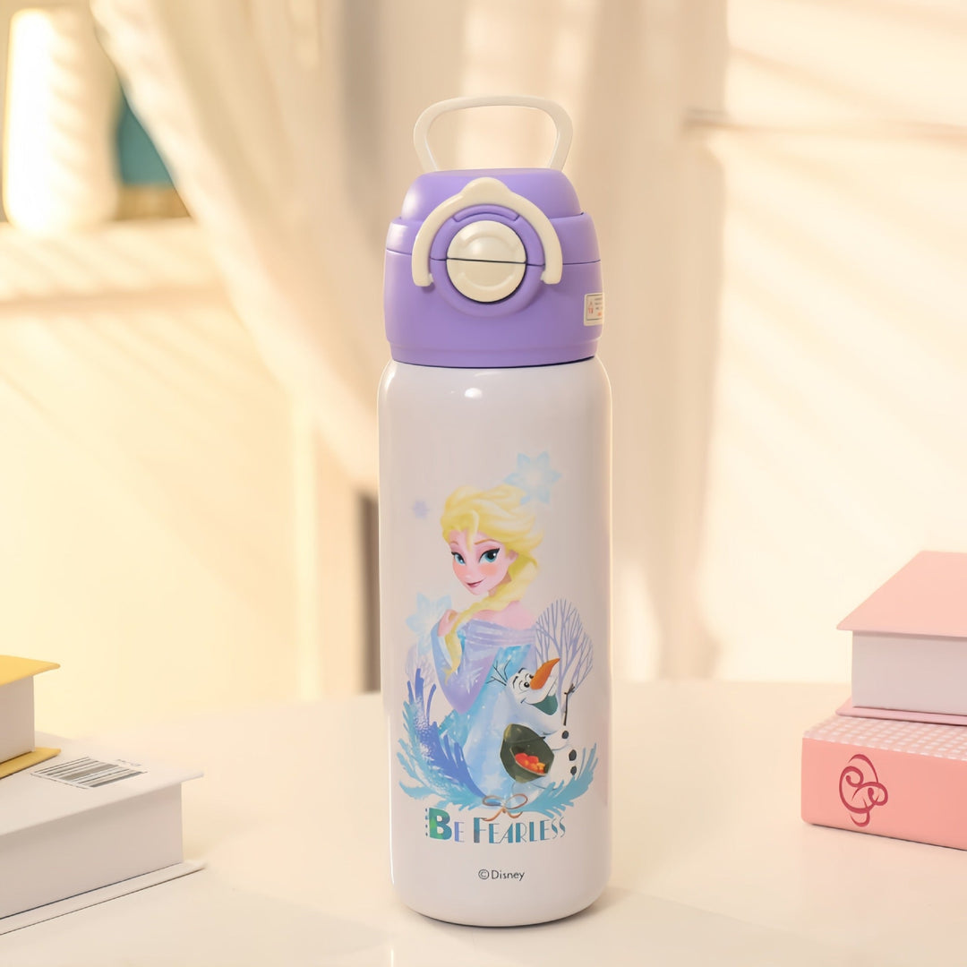 Barnas isolerte drikkeflaske 600 ml med lekne dinosaurer. Holder drikken frisk for gutt/jente på tur og i skole.