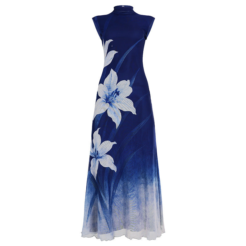 Feminin blå blomstret maxikjole med elegant ståkrage og ermeløs design. En perfekt sommer- og festkjole.