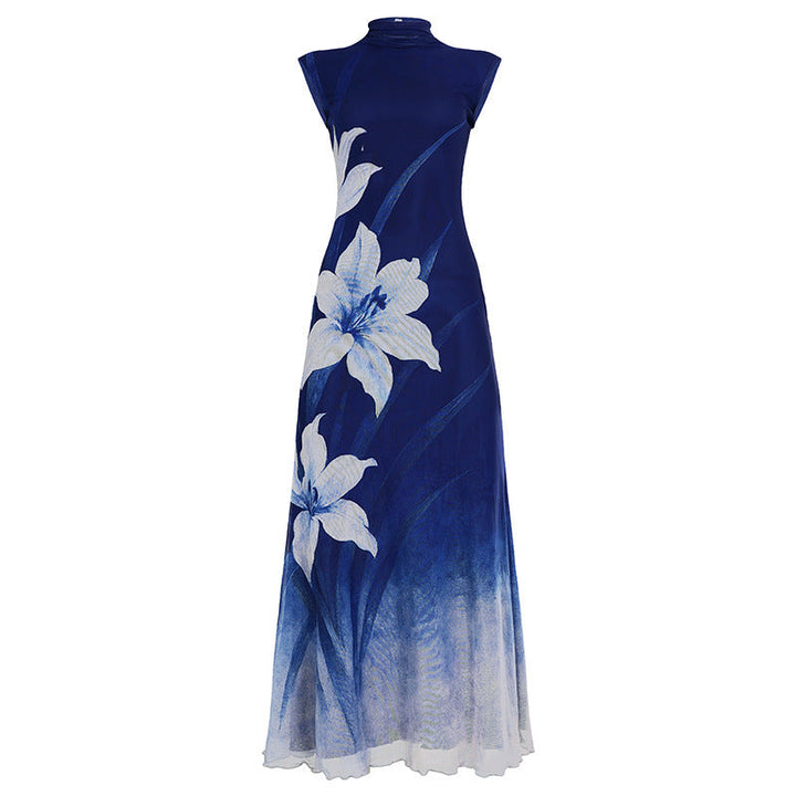 Feminin blå blomstret maxikjole med elegant ståkrage og ermeløs design. En perfekt sommer- og festkjole.