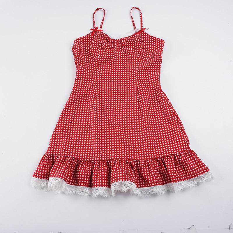 Klassisk rutete damekjole med elegante volanger, perfekt som sommerkjole eller festkjole.
