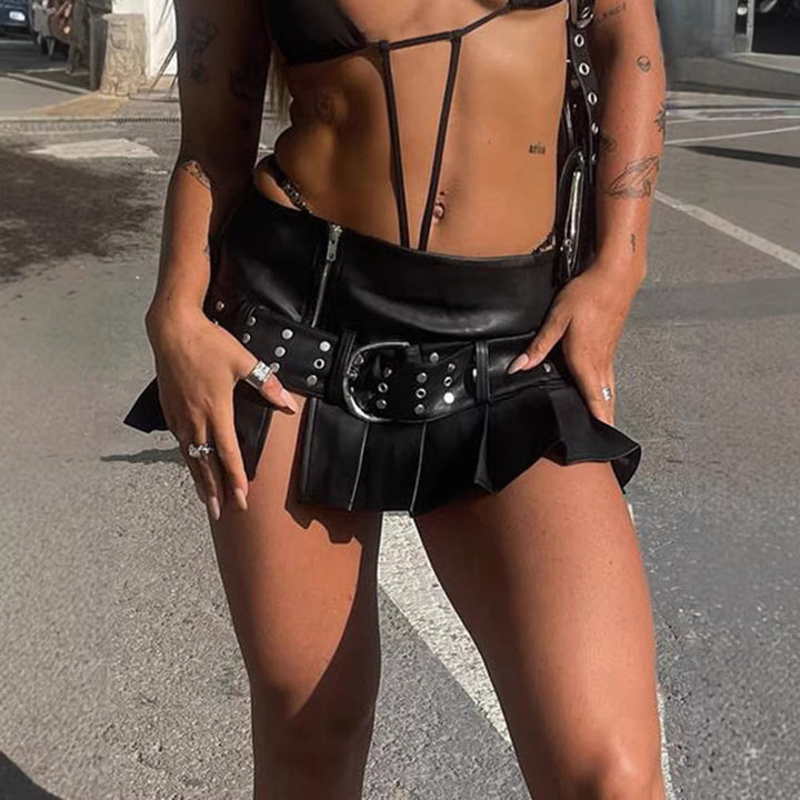 Svart miniskjørt for dame med volanger og nagler, trendy og lekent for fest eller casual antrekk.